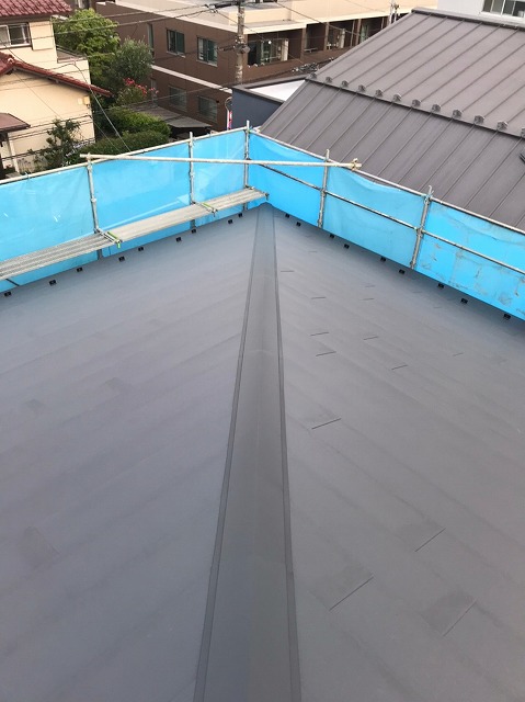 横暖ルーフαｓ　バズルーフ　カツキ板金　寄棟　屋根葺き替え　カバー工法